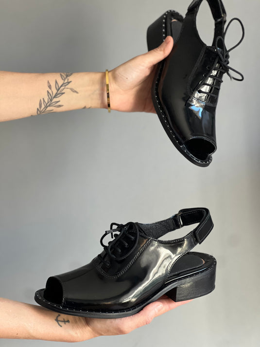 Zapato acordonado abierto