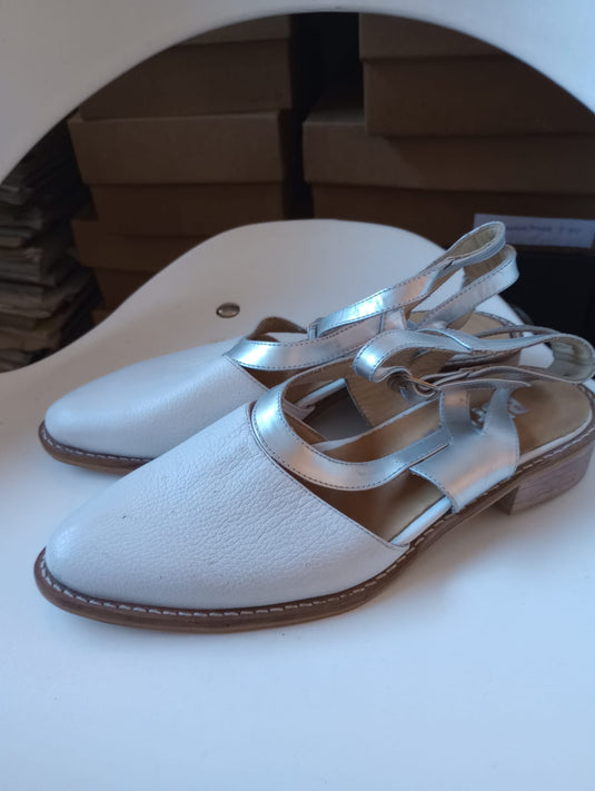 Zapato blanco y plata