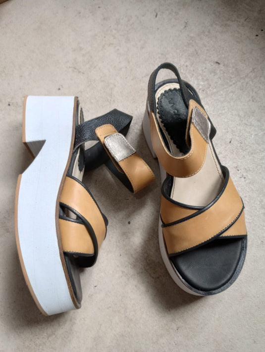 Sandalia cruzada taco