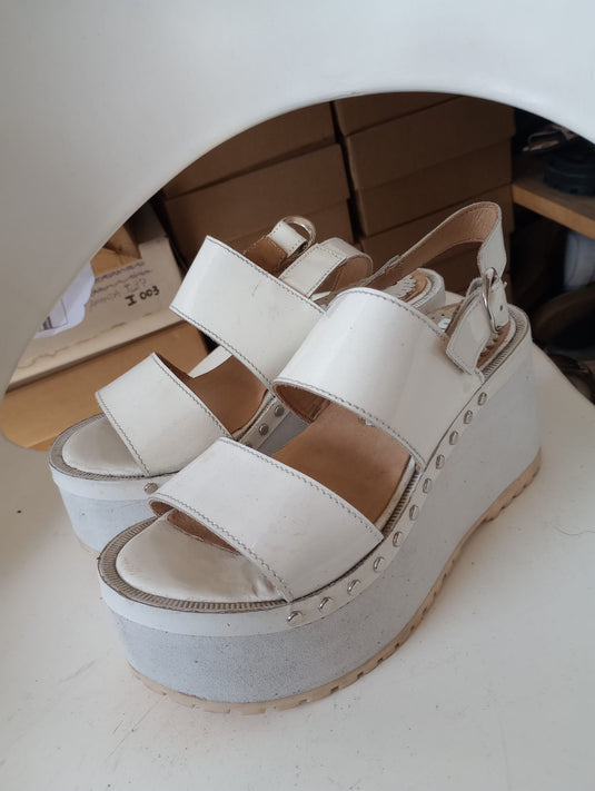 Sandalia plataforma y tachas blanco