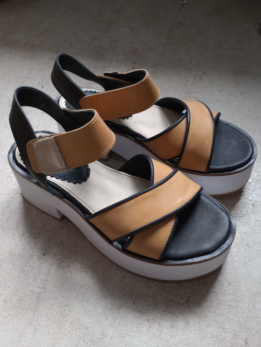 Sandalia cruzada taco