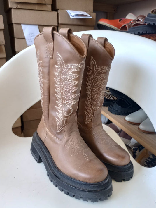 Bota chocolate bordada