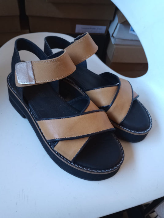 Sandalia cruzada combinada