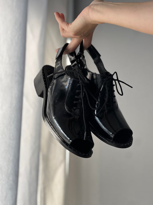 Zapato acordonado abierto