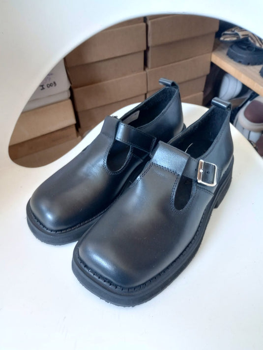 Guillermina negra fondo simple