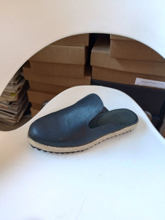 Zapatilla de verano negra