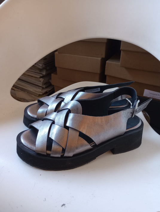 Sandalia cruzada peltre