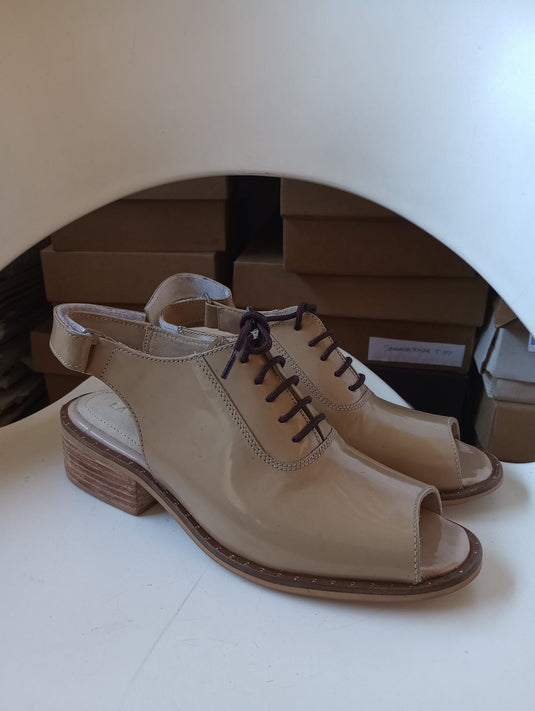 Zapato acordonado abierto