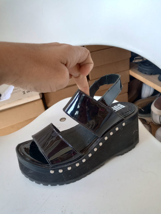 Sandalia plataforma y tachas negro