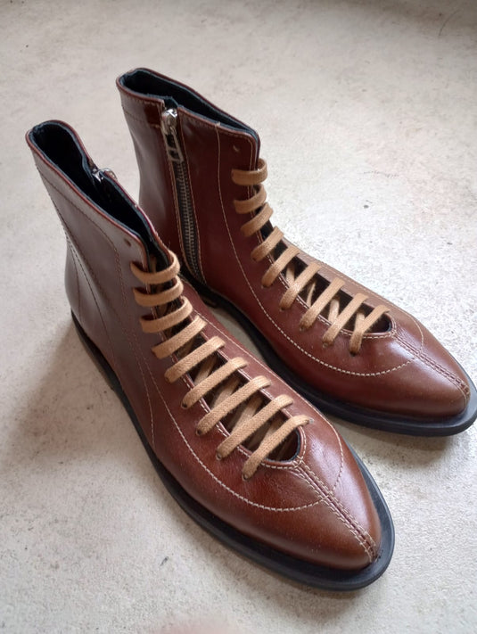 Abotinado acordonado marrón