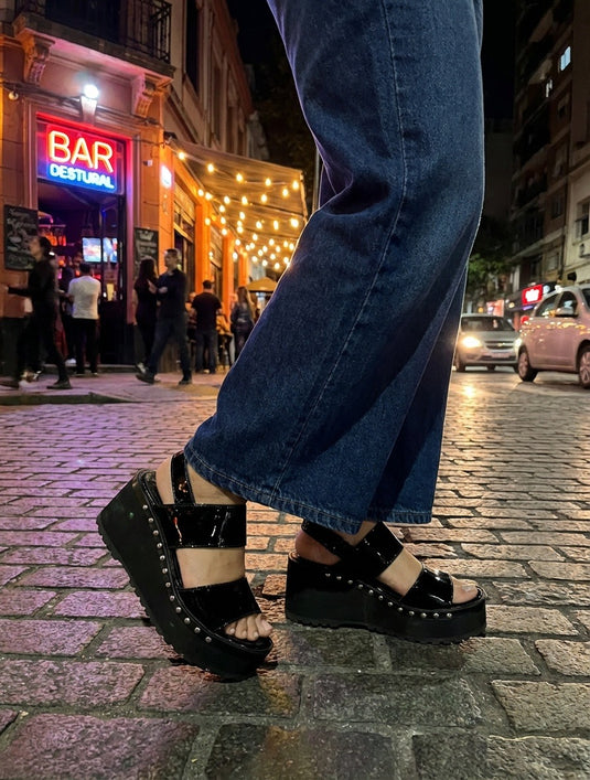 Sandalia plataforma y tachas negro